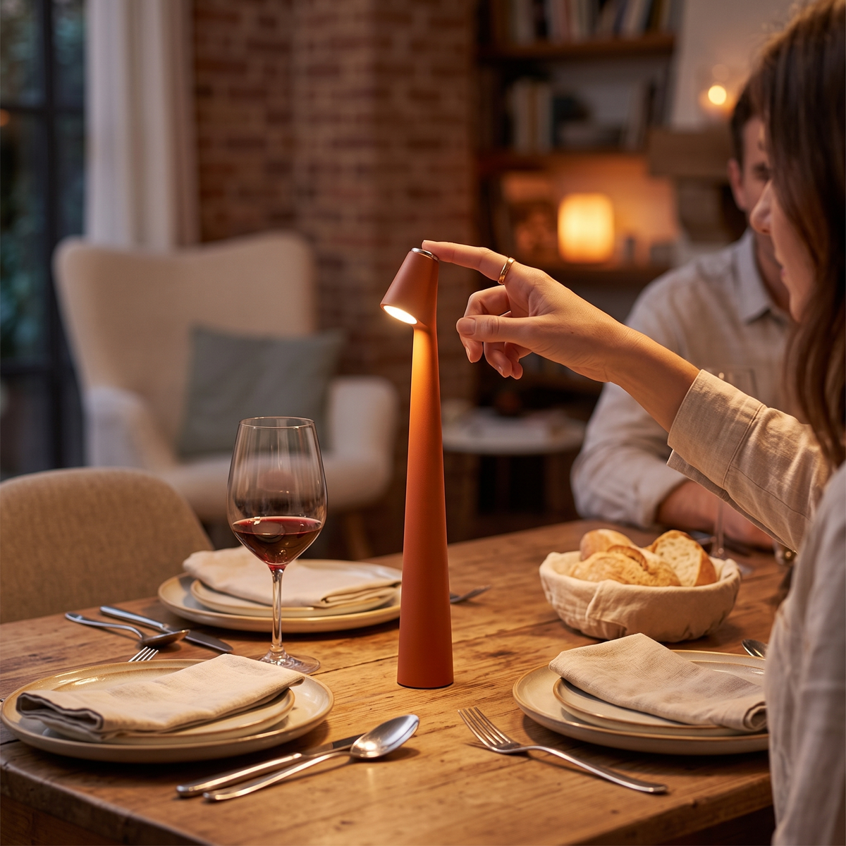 Touch control cordless lamp on dining table - Studio Pin
