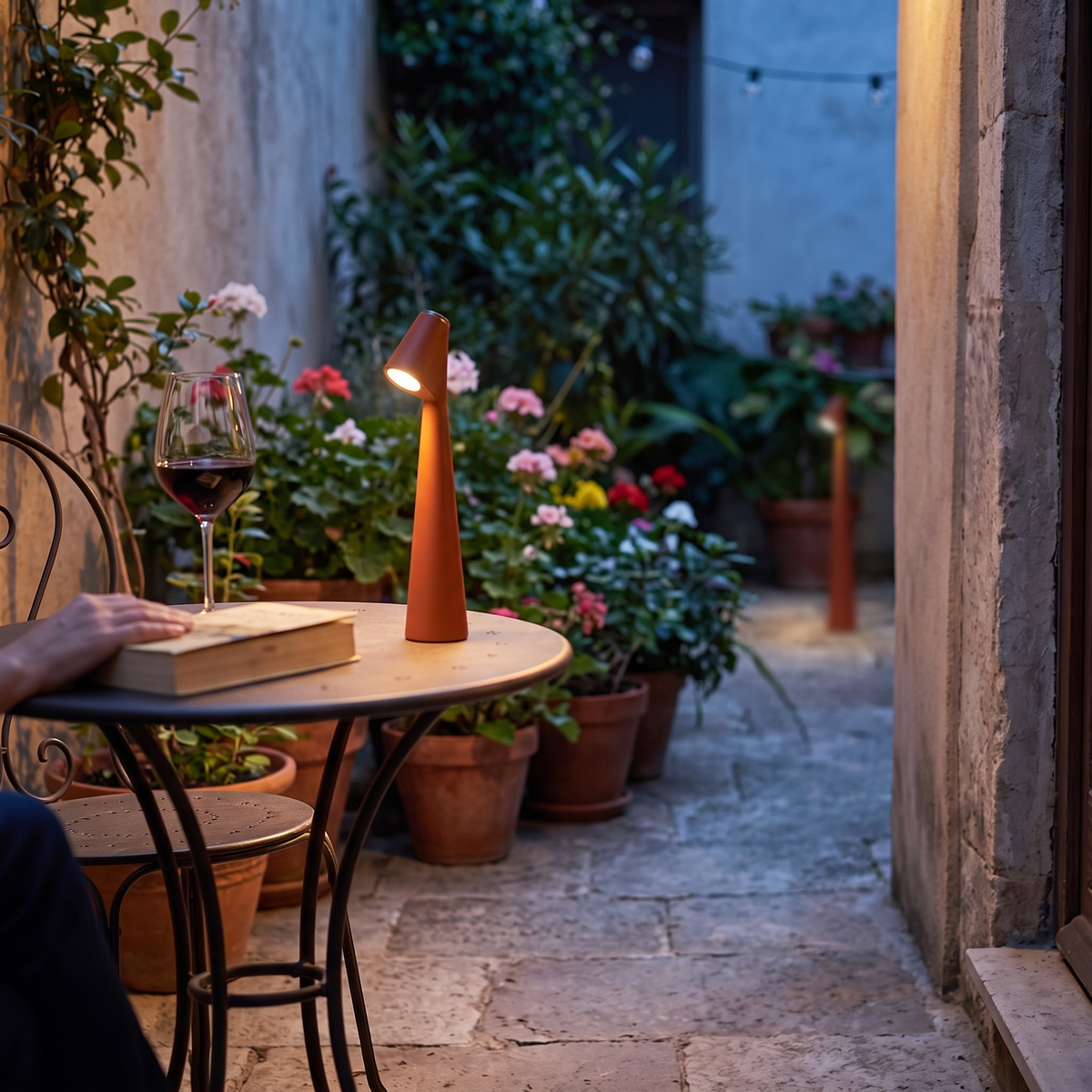 Portable cordless lamp on garden patio table - Studio Pin
