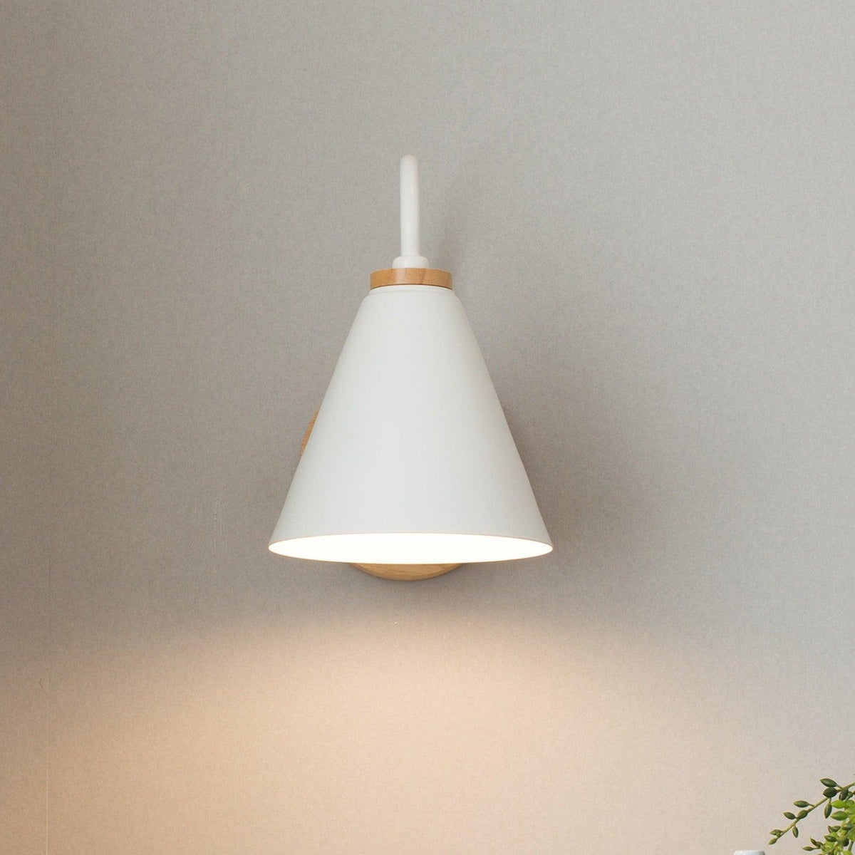 Nordic Wood Wall Light – E27 – Scandinavian – Iron & Wood