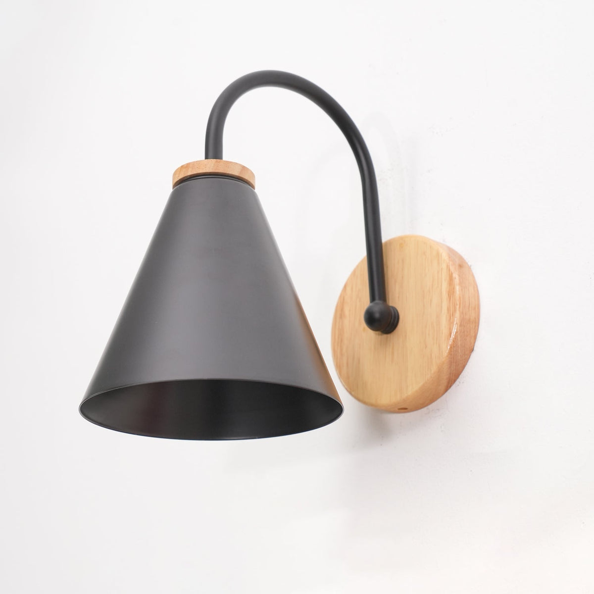 Nordic Wood Wall Light – E27 – Scandinavian – Iron & Wood